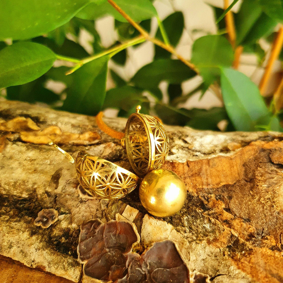 Golden Bola Necklace Brass & Amethyst / Pregnancy / Hypoallergenic / Harmony Ball / Chimes / Bell / Vegan / Ethnic / Boho / Hippie /
