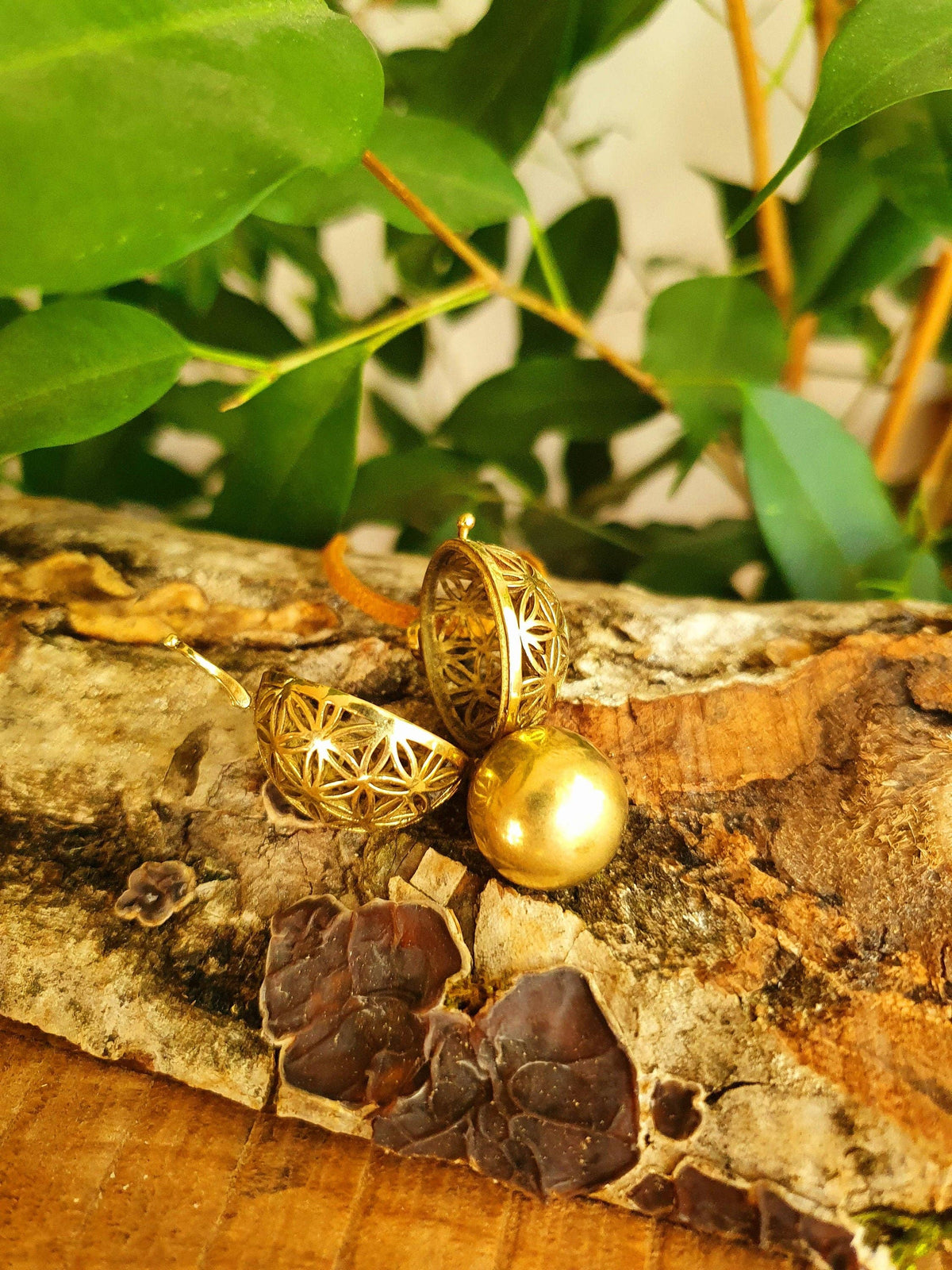 Golden Bola Necklace Brass & Amethyst / Pregnancy / Hypoallergenic / Harmony Ball / Chimes / Bell / Vegan / Ethnic / Boho  / Hippie /